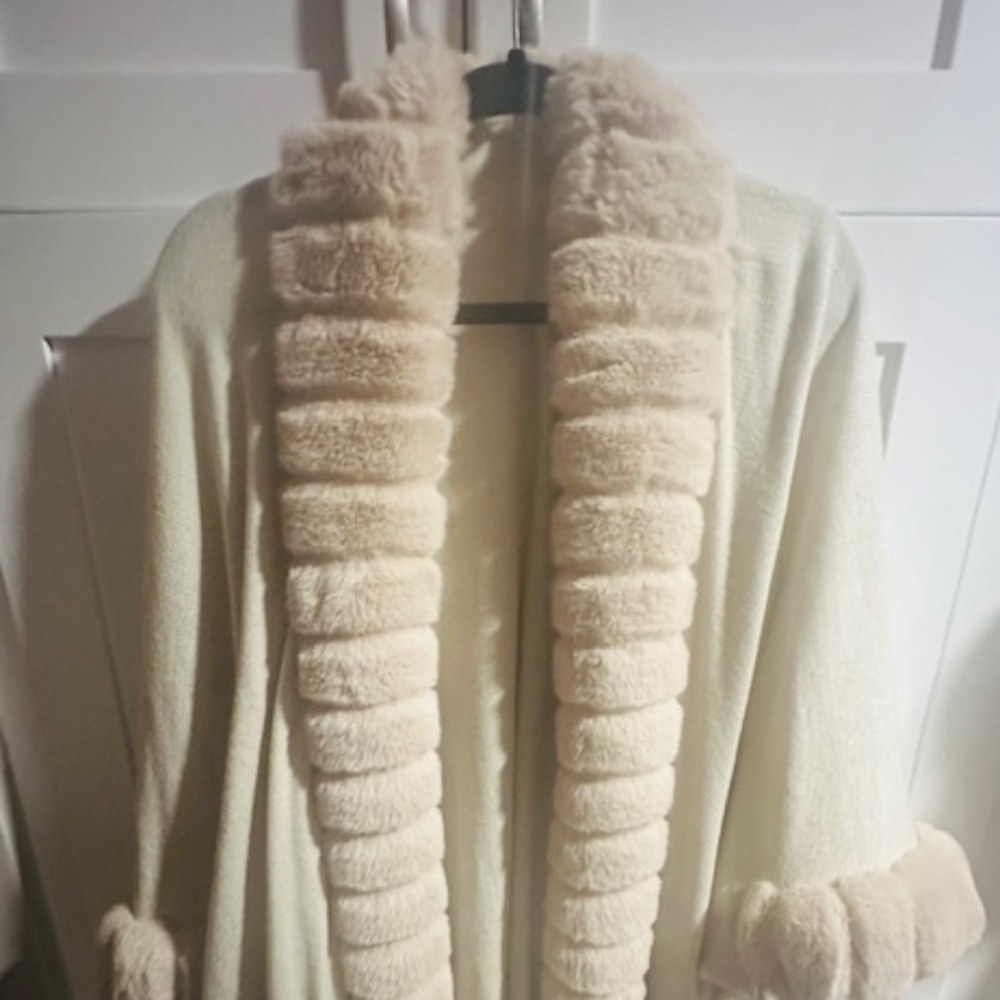 CHARMING EXTREMELY SOFT FAUX FUR CAPE! BRAND NEW - NEVER WORN!
